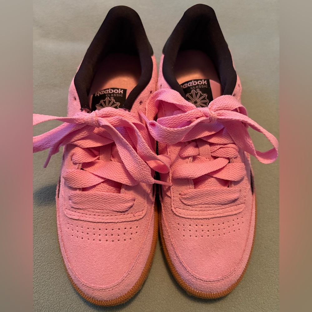 NWOB Reebok Kids Pink Suede Sneakers womens 8